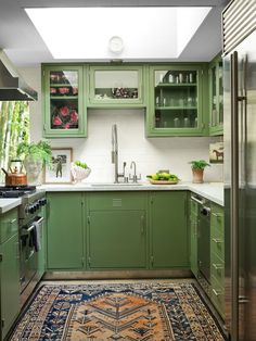 Kitchen Eccentric, Cozy Treehouse, Living Aesthetic, Kitchen 2020, Artistic Decor, Beautiful Library, Bohemian Vibes, Green Cabinets