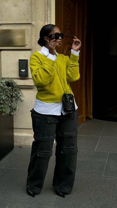 #fall #falloutfitsforwomen #falloutfitswomen #falloutfitideas Mustard Handbag Outfit, Cute Fall Fits Black Women, Cozy And Chic Outfit, Mustard Yellow Jeans Outfit, Cool Street Style Women, Warm Earth Tones Outfit, Street Wear Business Casual, Cargo Jeans Outfit Fall, Chill Everyday Outfits