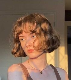 Short Wavy Haircuts Round Face, Parisian Bob Blonde, Short Chic Haircuts, Make Your Hair Look Shorter, Very Short Hair With Bangs, French Bob Curly Hair, Wavy French Bob, 70s Short Hairstyles, Parisian Bob