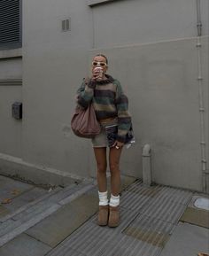 Traje Cowgirl, Platform Outfit, Mode Ulzzang, Estilo Indie, Skandinavian Fashion, Uggs Outfit