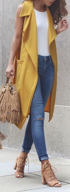 Autumnal Colors Weekend Mode, Walking Down The Street, Woman Walking, Trendy Outfits Winter, Spring Outfits Casual, Mode Inspiration, Outfits Casuales, Casual Outfit