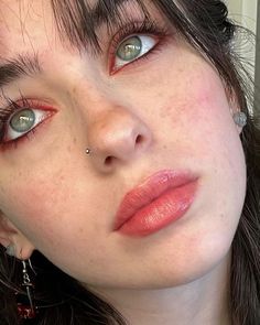 Heavy Blush Makeup Aesthetic, Makeup For Lidded Eyes, Red Makeup Green Eyes, Punk Inspired Makeup, Pretty Lip Makeup, Indie Rock Makeup, Grunge Makeup For Blue Eyes, Cottagecore Eye Makeup, Unconventional Eyeliner