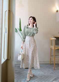 Long Skirt Formal Outfit, Korean Long Skirt Outfits, Ootd Korean Style Dress, Long Dress Korean Style, Korean Trends, Skirt Outfits Korean, Korean Style Dress, Ootd Korean Style, Rok Outfit