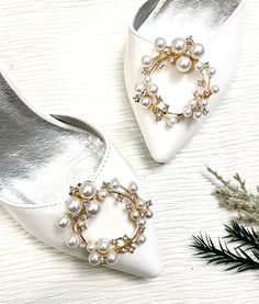 ♡ 2 GOLD PEARL CRYSTAL SHOE CLIPS ♡ Perfect for weddings / brides ♡ Can be used for a range of occasions  ♡ All orders come with an organza bag for safekeeping  ♡ Order will be sent via Royal Mail ♡Prettylittlebridal x Pearl Shoes, Rhinestone Shoes, Crystal Shoes, Elegant Shoes, Pearl Crystal, Rhinestone Bridal, Shoe Clips, Prom Party, Gold Pearl