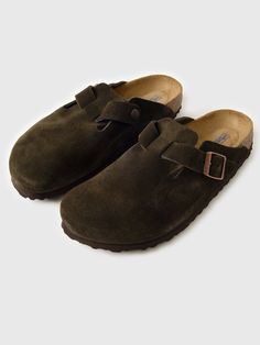 DESCRIPTION:This signature clog is made from soft suede and features a cushioned footbed that creates custom support with wear.FEATURES:Round ToeAdjustable BuckleAnatomically Shaped FootbedLatex Foam Soft FootbedUpper & Lining: SuedeSole: EVANarrow Fit Mocha Clogs Outfit, Casual Suede Clogs With Leather Footbed, Suede Clogs For Outdoor With Closed Toe, Outdoor Suede Closed Toe Clogs, Suede Slip-on Clogs For Outdoor, Outdoor Suede Slip-on Mules, Slip-on Suede Clogs With Leather Footbed, Suede Closed Toe Clogs With Cushioned Footbed, Classic Suede Slippers With Cushioned Footbed