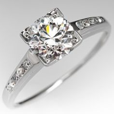 a diamond ring with diamonds on the sides