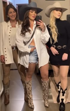 Rebelde Concert Outfits Ideas, Cute Mother's Day Outfits, Mom Rodeo Outfit, Western Outfits Women Shorts And Boots, Cowgirl Chic Outfits Winter, Texas Night Out Outfit, Bad Bunny Concert Outfit Plus Size, Western Glam Outfit Concert, Banda Ms Concert Outfit