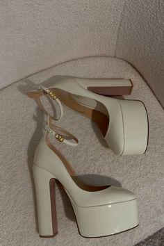 #valentino #designer #fashion #heels Valentino Heels Aesthetic, Valentino Heels Outfit, Valentino Aesthetic, Valentino High Heels, Expensive Heels, Dream Heels, Valentino Shoes Heels, Expensive Stuff, Valentino Pumps