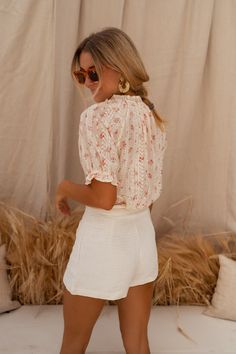 Summer Outfits Large Bust, Summer Romantic Outfits, Dainty Outfits Classy, Lisbon Outfits Summer, Summer Feminine Embroidered Blouse, Classy Clothes Women, Chic Summer Button-up Blouse, Summer Embroidered Beige Blouse, Women 30s Fashion