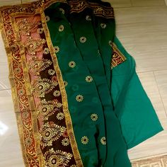 Green And Maroon Georgette Saree! Gold Karo Embrodiared Work ! Blouse Piece Is Attached (Unstitched ) And Has Work Too ! Absolutely Gorgeous ! Never Worn ! Green Bohemian Set With Embroidered Border, Bohemian Green Sets With Embroidered Border, Green Saree Set With Embroidered Border, Bohemian Green Lehenga With Floral Embroidery, Green Embroidered Bollywood Traditional Wear, Green Choli With Floral Embroidery In Traditional Drape, Embroidered Bollywood Traditional Wear In Green, Green Choli With Floral Embroidery And Traditional Drape, Green Choli With Floral Embroidery