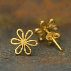 Openwork Daisy Post Earring - Poppies Beads n' More Small Earrings Gold, Gold Earrings Models, Modern Gold Jewelry, Gold Jewelry Stores, Gold Rings Fashion, Gold Ring Designs, Bangles Jewelry Designs, Gold Fashion Necklace, Gold Jewellery Design Necklaces