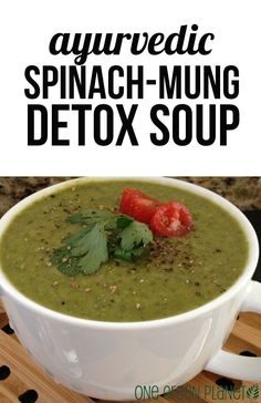 Ayurvedic Spinach-Mung Detox Soup [Vegan] onegr.pl/1wnmHgH #vegan #healthy #recipe Spinach Vegan, Quick Detox, Ayurveda Recipes, Detox Kur, Lemon Detox, Full Body Detox, Ayurvedic Recipes, Detox Diet Plan, Cleanse Diet