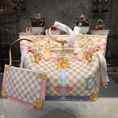 Description L.V Neverfull MM Tote Bag Trompe L’oeil Print Damier Azur Canvas For Women,  Shoulder Bags 12.6in/32cm LV N41065 Rep 1:1 From the Spring-Summer 2018 collection The L.V Limited Edition Monogram Canvas Trompe L’oeil Screen Bag Neverfull MM Bag has fashion and functionality all rolled into one. Its roomy capacity, versatility and durability makes it perfect for taking to the office or going shopping. This new model Neverfull comes with a detachable matching pouch. This particular bag fe Vintage Louis Vuitton Luggage, Neverfull Louis Vuitton, Lv Luggage, Lv Neverfull Mm, Louis Vuitton Luggage, Lv Neverfull, Louis Vuitton Limited Edition, Going Shopping, Louis Vuitton Neverfull Mm