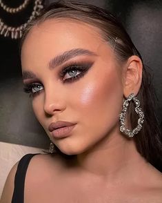 Fall Eye Shadow Trends Brown Eyeshadow With Rhinestones, Fall 2024 Eyeshadow, Neutral Shimmer Eyeshadow, Shimmer Brown Eyeshadow, Black Smokey, Dark Eyeshadow, Smokey Eyeshadow