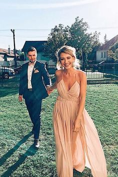 Cute Prom Pictures With Date, Prom Pictures In A Field, Fun Prom Poses Friend Pics, Prom Pictures Friends Date, Prom Photoshoot Ideas Friend Pics Boy, Champagne Prom Dress