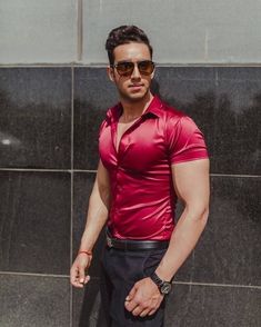 Muscular Men Fashion, Muscle Guy, Silk Shirt Men, Satin Shirts, Mens Fashion Smart, Men Photography, Shiny Clothes, Mens Fashion Classy, Muscular Men