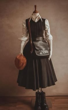 Halloween Fashion Outfits, Library Chic, Rumah Minecraft Sederhana, Academia Aesthetic Outfit, Autumn Woman, Dark Academia Outfits, Elegance Dress, Dark Academia Outfit, Dark Academy