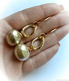 Statement Jewelry Outfit, Simple Jewellery Designs, Jewelry Photography Styling, Pearl Jewelry Design, Jewelry Making Earrings, Gold Jewelry Stores, Link Earrings, Fancy Jewellery, Handmade Jewelry Designs