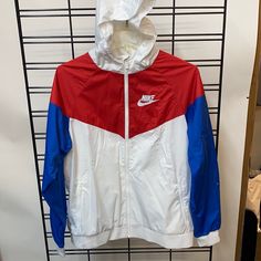 Nike Xl Boys Jacket Nwt White Winter Sports Windbreaker, White Long Sleeve Windbreaker For Winter, Nike White Windbreaker For Winter, Nike White Winter Windbreaker, White Sportswear Windbreaker For Outdoor, White Hooded Windbreaker Sportswear, White Outerwear For Fall Sports, White Hooded Outerwear, Sports White Windbreaker With Pockets