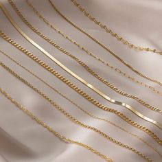 Earnings Idea, Jewelry Chain Types, Small Gold Chain, Chains Aesthetic, Permanent Jewelry, Gold Chain Design, 18k Gold Chain, Dainty Chain, Figaro Chain