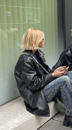 Bob Fall 2023, Ear Length Blonde Hair, Blonde Mid Bob, French Bob Highlights, How To Wear Beanies With Short Hair, Blonde Bob Outfits, Grace Brinkly Hair, Short Blonde Hair Outfits, Cool Blonde Bob