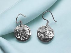 Hand carved moon earrings 🌝  Artist: Graham Henry, BC  Coast Salish  Handmade and one of a kind earrings,  carved in 925 sterling silver  Approximately 1 cm x 1 cm Coast Salish Art, Salish Art, Native Earrings, Coast Salish, Earrings Moon, Moon Jewelry, Moon Earrings, Jewelry Lover, Handmade Earrings