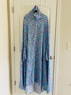 Islamic women's prayer dress, is a loose, full-length garment designed specifically for women to wear during their daily prayers. The dress covers the entire body, including the head and arms, and is made from lightweight, breathable fabric to ensure maximum comfort and ease of movement. The dress is designed to be simple and modest, without any flashy or distracting embellishments, so as to allow the wearer to focus fully on their prayers without any distractions.  The dress also comes with ela Spring Daywear Abaya, Modest Abaya With Modesty Panel For Spring, Namaz Dupatta, Spring Modest Abaya With Modesty Panel, Blue Long Sleeve Thobe For Spring, Modest Long Sleeve Thobe For Spring, Namaz Dress For Women, Pray Namaz Pic, How To Pray Namaz Women