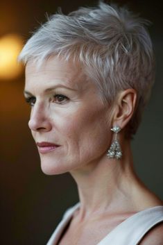 85 Pixie Hairstyles For Women Over 50: Low Maintenance, Fringe, And Choppy Cuts 30