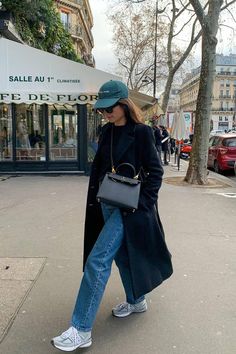 Girls Baseball Cap Outfit, Parisian Winter Style, Cap Outfits For Women, Baseball Cap Outfit, Cap Outfit, Paris Outfits, Trending Sneakers, Coat Outfits, Outfits With Hats