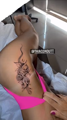 Pin de Sazzy 🌹 em Tatuagens | Frases para tatuagem, Boas ideias para tatuagem, Frases para tatuagem feminina Hip Thigh Tattoos, Hip Tattoos Women, Inspiration Tattoo, Leg Tattoos Women, Pretty Tattoos For Women, Dope Tattoos For Women, Tattoo Ideas Female, Stylist Tattoos, Thigh Tattoos Women