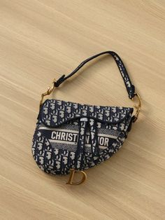 Description Christian Dior Logo Saddle Bag 25cm Oblique Embroidered Canvas Spring/Summer Collection Black Rep 1:1Measurements: 25 x 7 x 20... Luxury Blue Bag With Embroidered Logo, Luxury Blue Bags With Embroidered Logo, Dr Logo, Christian Dior Handbags, Christian Dior Logo, Louis Vuitton Shirt, Dior Oblique, Dior Logo, Dior Book Tote