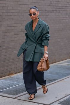 New York fashion week S.S 2024 | For more style inspo click on the link to my other social chanels | #style #streetstyle #fashion #fashionweek #greenstyle #greensuit #blazer #green #smartstyling #stylishmom #stylistmom #minimalstreetstyle #minimalstyle #nyfw #newyork #jewelry #bestwinteroutfit #bestfalloutfit #fall #bag #stylish #dailystyle #minimaloutfit #casualstyle #shoes #stylish #falloutfit #winteroutfit #styling #styleidea #styleinspo #outfitinspo #howtostyle #everdaystyle #ootd ... פחות Everday Style, 2024 Street Style, Fall Winter Style, Outing Outfit, Blazer Outfits Casual, Casual Glam, Minimal Street Style, New York Fashion Week Street Style, Winter Fashion Outfits Casual