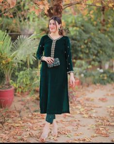 Plain Velvet Dress Designs Pakistani, Velvet Dress Designs Pakistani, Dress Design Pakistani, Designer Dresses Elegant, Anarkali Dress Pattern, Fashionable Saree Blouse Designs