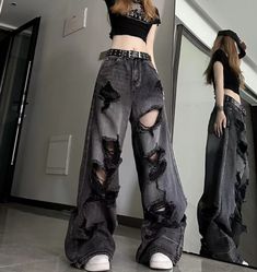 Gitar Vintage, Ripped Jeans Women, Distressed Pants, Jeans Summer, Denim Decor, Korean Streetwear, Heavy Industry, Middle Age Fashion, Style Trousers