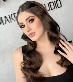 Buchona Makeup Looks, Peinados De Graduacion Suelto, Peinados Para Graduacion Sueltos, Peinados Elegantes Sueltos, Glamorous Wedding Hair, Braided Top Knots, Prom Makeup Looks, Simple Prom Hair, Eye Makeup Styles