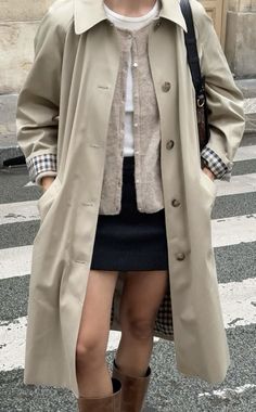 Beige Pea Coat Outfit, Trench Fall Outfit, Trench Coat Going Out Outfit, Riding Boots Skirt Outfit, Fall Trench Coat Outfit, Trench Coat Outfit Inspiration, Trench Coat School Outfit, Short Sleeve Trench Coat Outfit, Long Coat Skirt Outfit