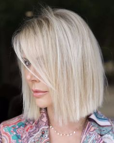 via Chris Jones Medium Bob Haircut, Platinum Blonde Hair Color, Corte Bob, Long To Short Hair, Blonde Hair Shades, Hair Shades, Platinum Blonde Hair, Blonde Bobs, Trendy Short Hair Styles