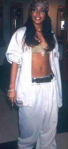 Hip Hop 2000, Chica Hip Hop, 90s Outfit Party Hip Hop, Aaliyah Outfits, 90s Outfits Party, Looks Hip Hop, 00s Mode, Aaliyah Style, Aaliyah Haughton