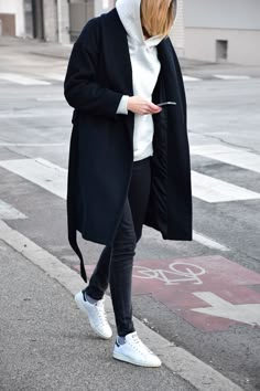 Chic Hoody Outfit, Long Coat And Hoodie Outfit, Hoodie With Long Coat, Coat And Sweatshirt Outfit, Long Coat With Hoodie Outfit, How To Wear A Hoodie, Hoodie And Coat Outfit, Coat With Hoodie Outfit, Hoodie And Coat