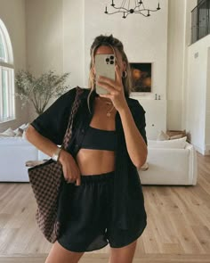 Day Out Summer Outfit, Black Beachy Outfits, Black Cover Up Outfit, Summer In Nice Outfit, Pool Casual Outfits, Pool Summer Outfits, Vacation Beach Outfit Ideas, Holiday Pool Outfit, Work Beach Outfit