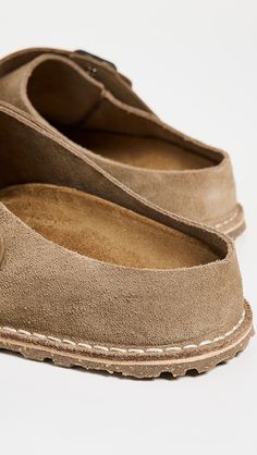 Birkenstock Sandals Men, Packages Ideas, Men Birkenstock, Birkenstock Sandals Arizona, Mule Sneakers, Fashion Packaging, Suede Clogs, Women Fashion Casual, Suede Mules