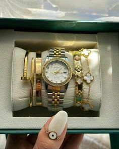 Trendy Watches Women Fashion, Trendy Watches Women, Jewelry Closet, Gold Bracelet Simple, Trendy Watches, Fancy Watches