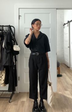 Minimal Smart Casual Outfit, Professional Outfits Nonbinary, Smart Casual All Black Outfit Women, Interview Outfit Barista, Laboratory Outfits Women, Woman Architect Outfit, Unisex Office Outfit, Black Workwear Outfit, Smart Black Outfits Women