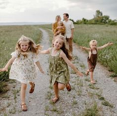 Family Photos Whimsical, Family Farm Photoshoot Ideas, Family Of 5 Photography Poses, Epic Family Photos, Family Photos 2 Daughters, Active Family Photos, Family Photos With 4 Children, Family Photos Grassy Field, Family Photos Two Children