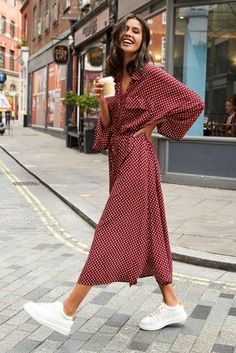 White Sneakers With Dress, White Sneakers Outfit, Red Polka Dot Dress, Sneaker Style, Pretty Shirts, Mode Inspo, Looks Style, Mode Inspiration, Party Dresses For Women