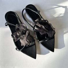 New ! Size 39 Leather And Tulle Upper With Leather Sole Made In Italy Padded Leather Footbed Leather Lining Tulle Flower At Vamp With Beaded Center Pointed Toe Our Style No. Nenf-Wz5 Manufacturer Style No. Nd23sssc40032a Nensi Dojaka Flat Sandals Black Tulle Flower 39 Nib $830 Black Pointed Toe Sandals For Gala, Floral Embellished Open Toe Heels For Evening, Black Sandals For Summer Gala, Black Evening Sandals For Spring, Black Cocktail Sandals For Summer, Black Heels For Summer Gala, Flat Sandals With Heel Strap For Evening, Flat Evening Sandals With Heel Strap, Black Open Toe Sandals For Wedding