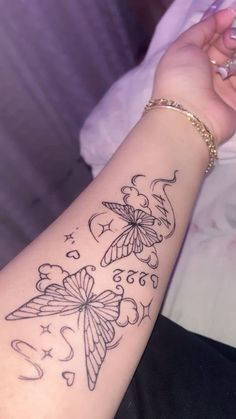 Basic Tattoos, Cute Hand Tattoos, Pretty Hand Tattoos, Tattoos For Black Skin, Pretty Tattoos For Women, Dope Tattoos For Women, Beautiful Tattoo, R Tattoo, Cute Tattoos For Women