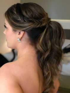 Fully Down Bridesmaid Hair, Beach Wedding Ponytail, Hairstyles For Off The Shoulder Gowns, Maid Of Honour Hair, Brides Maids Hairstyle, Ponytail Updo Wedding, Hair Styles For Bridesmaids, Mango Wedding, Styles For Bridesmaids