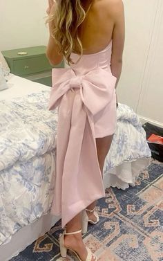 Hoco Dress With Big Bow, Pink Bow Hoco Dress, Bow Short Dress, 18th Bday Dress, Homecoming Dresses Aesthetic, 18th Birthday Dress Ideas, Dress 18th Birthday, Birthday Dress Ideas, 18th Birthday Dress