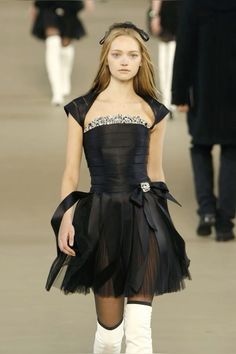 gemma ward for chanel fall/winter 2006 Gemma Styles, Gemma Ward, 90s Runway Fashion, Model Looks, Model Inspo, Model Aesthetic, Runway Models, Fashion Poses